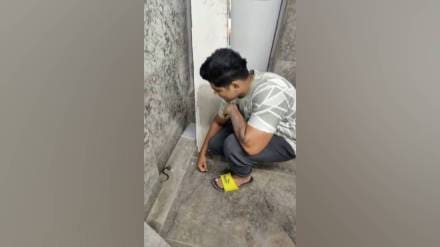 धारावी मेट्रो स्थानकात आढळले नागाचे पिल्लू, सर्पमित्रांकडून जीवदान (छायाचित्र सौजन्य - लोकसत्ता टीम)