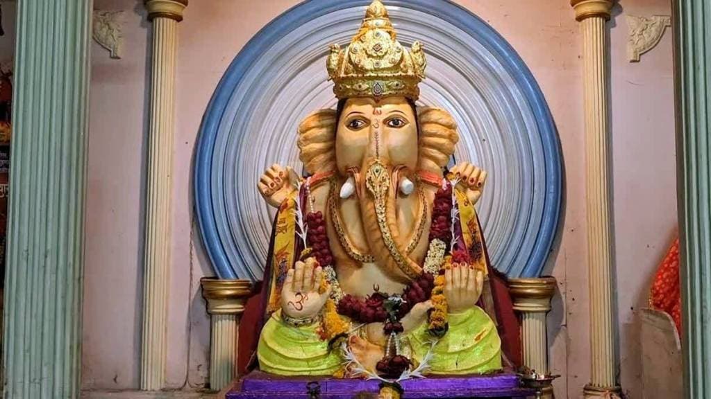 deshmukh family in amravati preserves 375 year tradition of worshipping clay Ganesh idol yearly