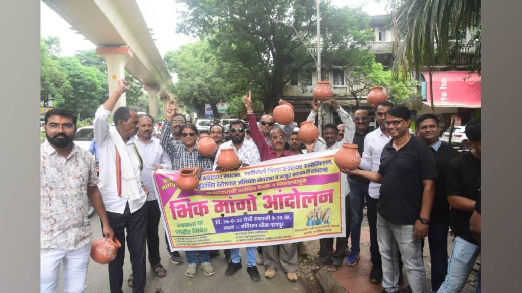 contractors held begging protest at samvidhan Chowk