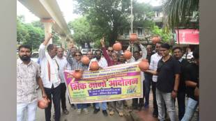 contractors held begging protest at samvidhan Chowk