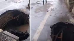 लिकिंग रोड की सिकिंग रोड ? वांद्रे पश्चिममध्ये लिंकिंग रोड परिसरात रस्ता खचला, विसर्जन मार्गावरच रस्ता खचल्यामुळे चिंता