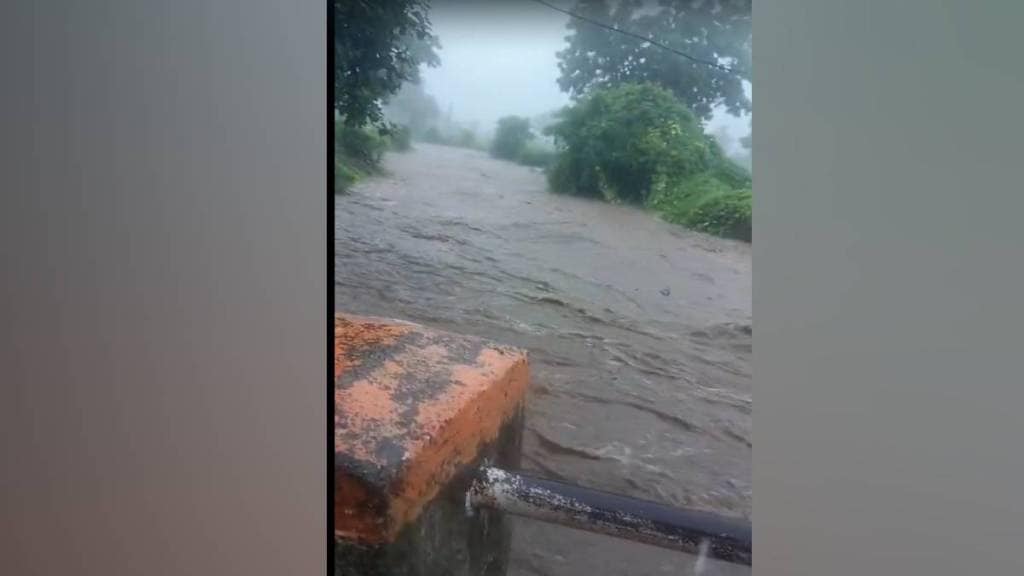 heavy rain in washim caused rivers to overflow flooding roads and halting all traffic