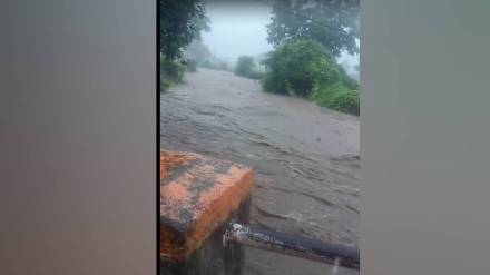 heavy rain in washim caused rivers to overflow flooding roads and halting all traffic