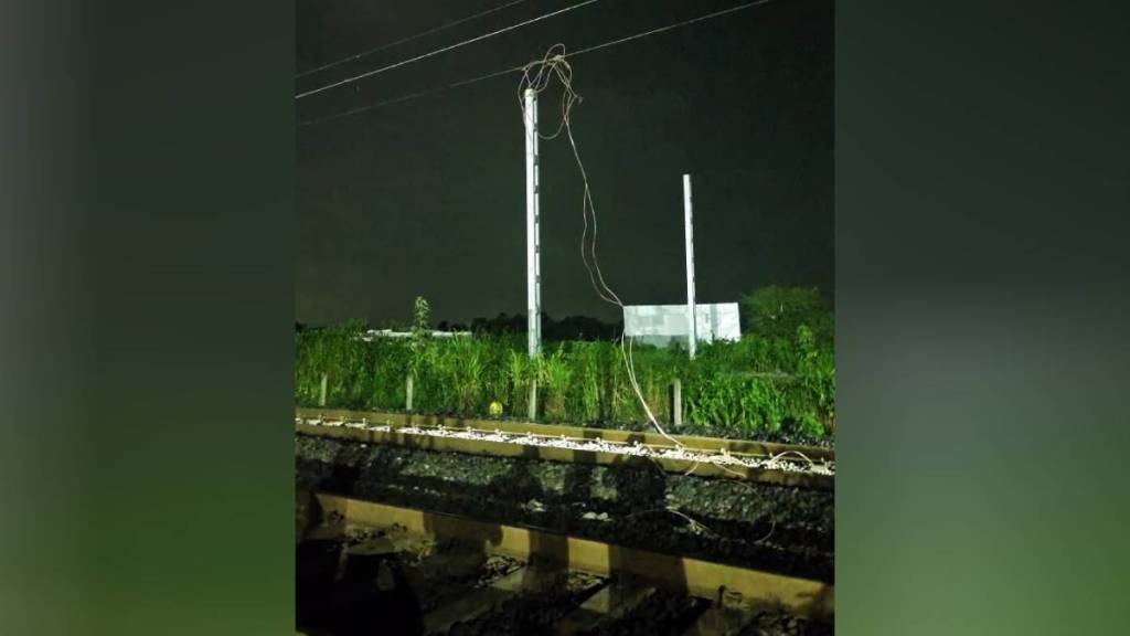 train services on western railway were disrupted due to broken overhead wire between Boisar and wangaon