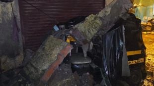 Old building slab collapses on rickshaw in Nalasopara amid heavy rainfall