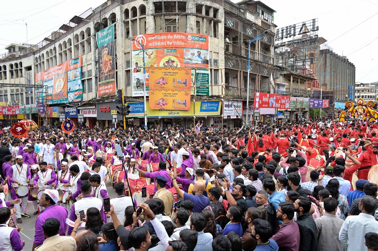 On the occasion of Ganesh Chaturthi today, the processions of the city's Manache Ganpati and other Ganesh mandals, took place with great enthusiasm and vibrancy, accompanied by the beats of dhols and tashas, along Laxmi Road