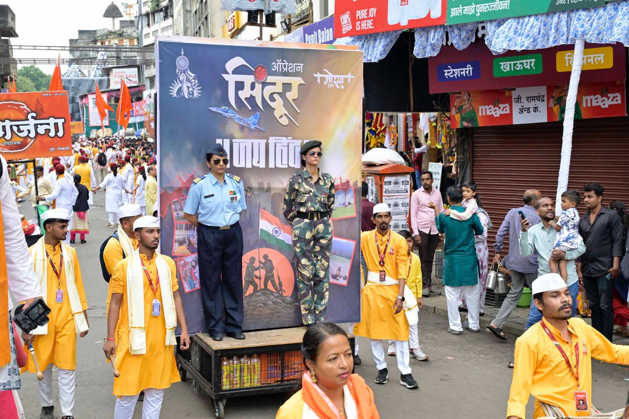 On the occasion of Ganesh Chaturthi today, the processions of the city's Manache Ganpati and other Ganesh mandals, took place with great enthusiasm and vibrancy, accompanied by the beats of dhols and tashas, along Laxmi Road