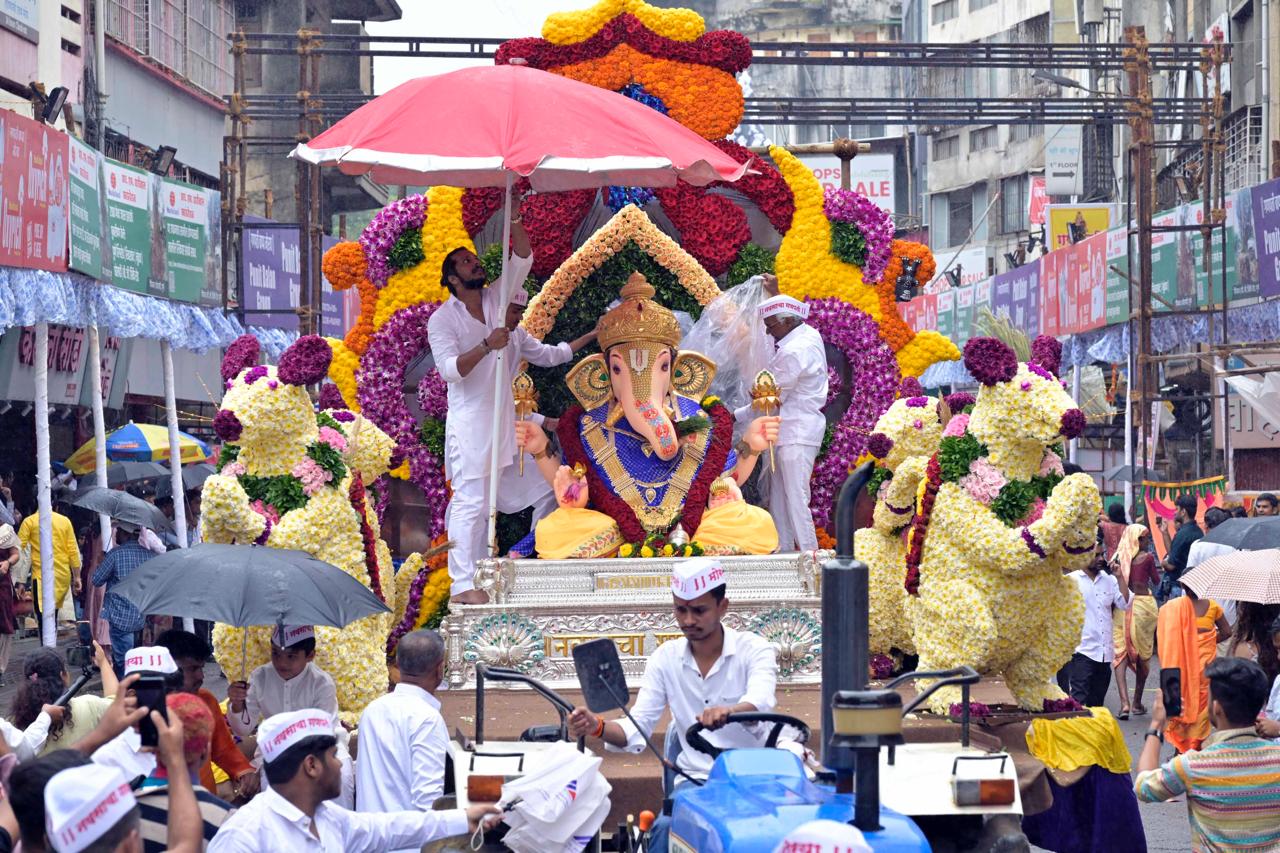 On the occasion of Ganesh Chaturthi today, the processions of the city's Manache Ganpati and other Ganesh mandals, took place with great enthusiasm and vibrancy, accompanied by the beats of dhols and tashas, along Laxmi Road