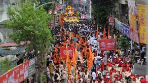ढोल ताशांचा गजर अन् प्रचंड उत्साह! मानाच्या गणपतींसह इतर मंडळांच्या बाप्पाचं पुणेकरांकडून जंगी स्वागत, पाहा फोटो