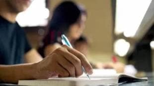 The responsibility of supervising the Mumbai Municipal Corporation PAT exam falls on a female soldier