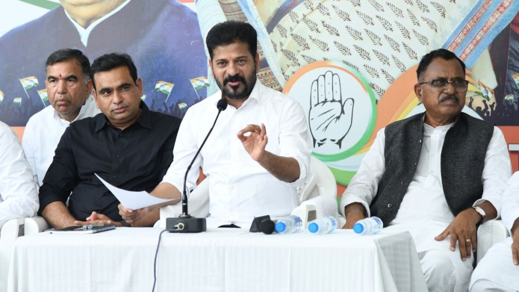 रेवंत रेड्डी यांच्या कुटुंबातील सदस्य, नातेवाईक, जवळचे सहकारी आणि पक्षातील सहकाऱ्यांचे प्रोफाइल तयार केले होते आणि त्याला 'आर आर मॉड्यूल' असे नाव देण्यात आले होते. (Photo: @revanth_anumula/X)
