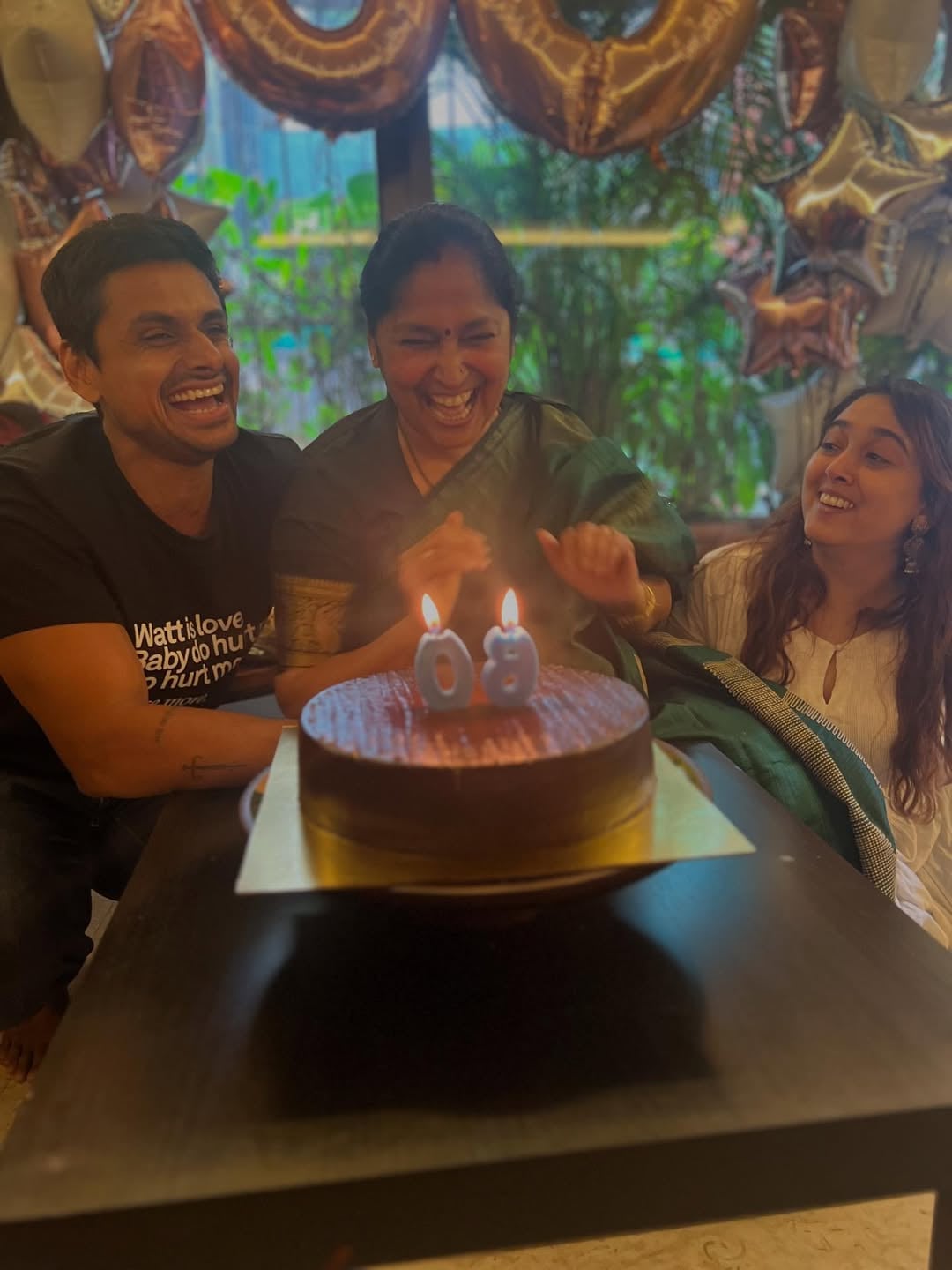 आयराने सासूबाईंच्या वाढदिवसाच्या सेलिब्रेशनचे फोटो पोस्ट केले आहेत.