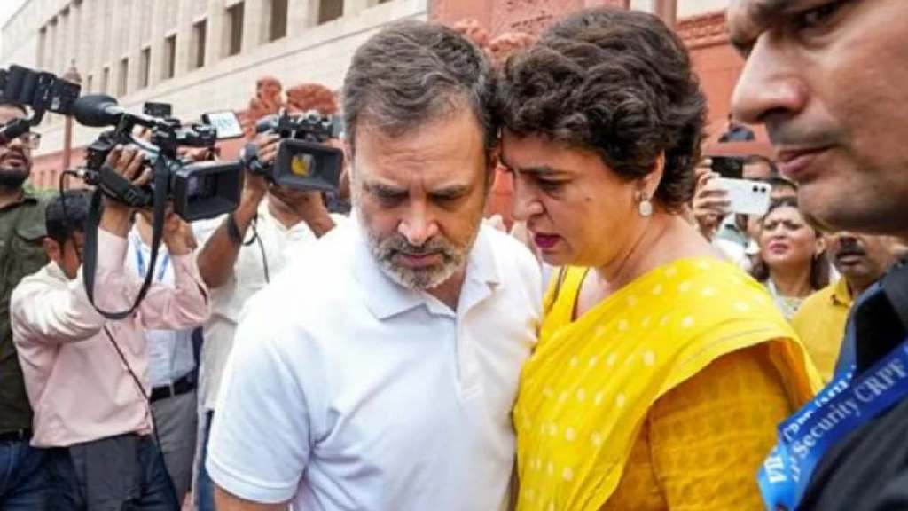 प्रियांका गांधी यांनी काही वेळापूर्वी संसदेच्या आवारात प्रसारमाध्यमांशी संवाद साधला. (PC : PTI)