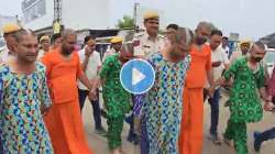 VIDEO : पोलिसांकडून ठगांना अद्दल! महिलांचे कपडे घालून, मुंडन करून गावभर काढली धिंड