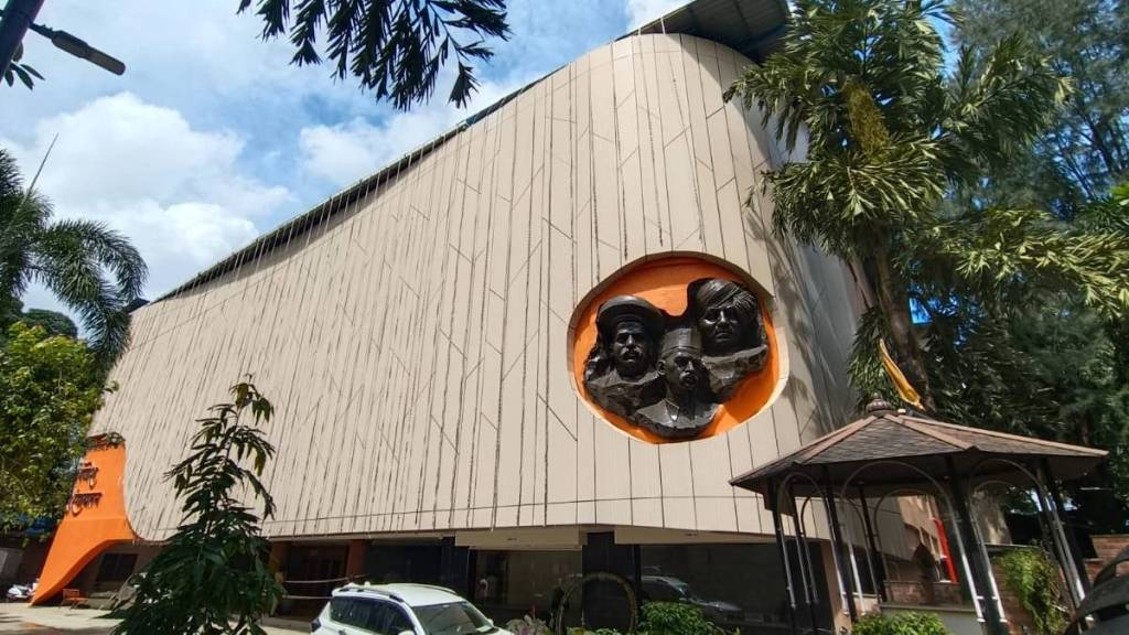 Shiv Sena Thackeray group criticizes Shinde over the issue of cornerstone in Gadkari Rangayatan