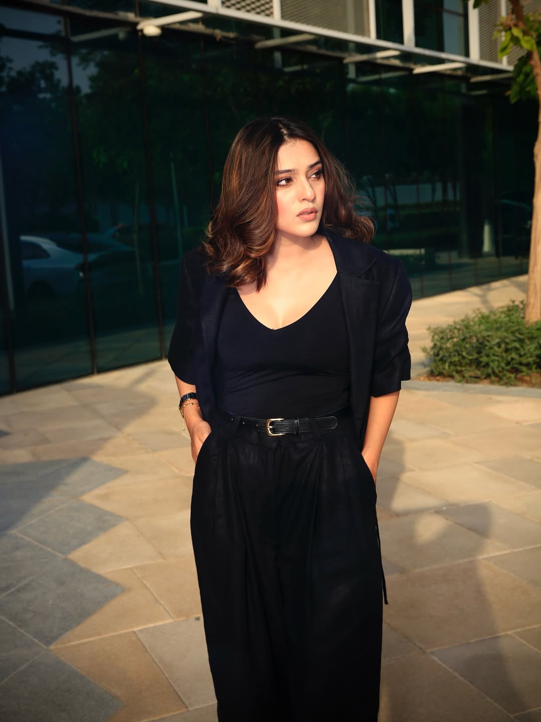 Rj Mahvash all black look photoshoot