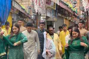 Sachin Tendulkar and Anjali Video Goes Viral While Visiting Lalbaugcha Raja Ganeshotsav 2025