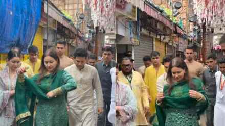 Sachin Tendulkar and Anjali Video Goes Viral While Visiting Lalbaugcha Raja Ganeshotsav 2025