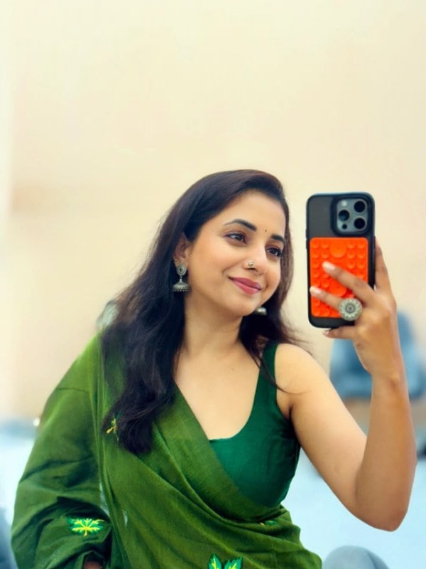 Sayali Sanjeev Green Saree Mirror Selfie