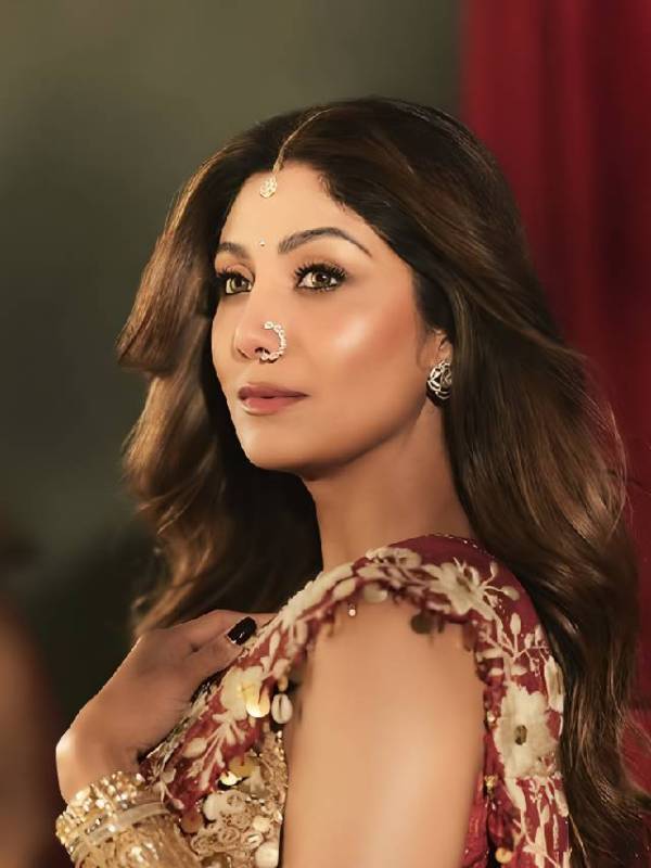 Shilpa shetty nose ring look