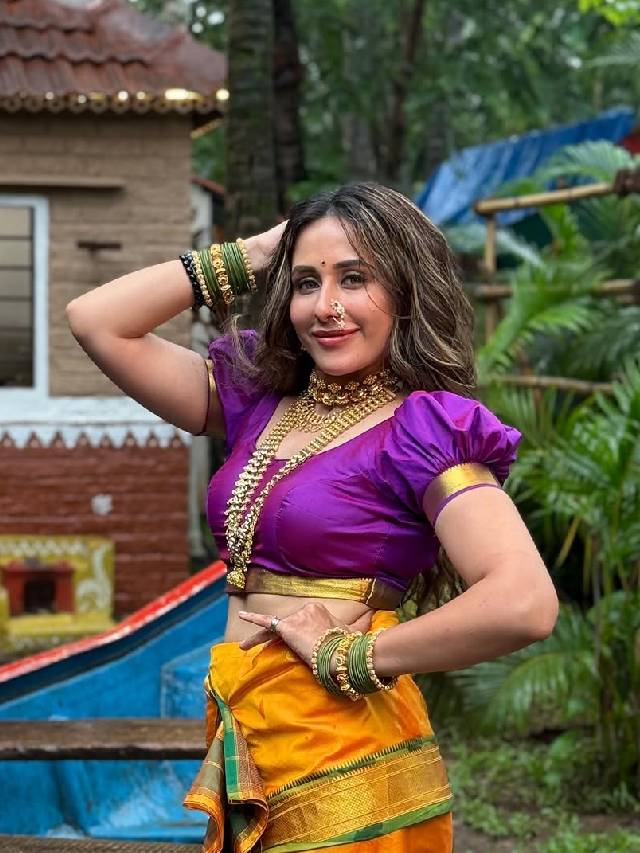 Tejaswini Lonari dance reel on humko aaj kal hai intezaar song madhuri dixit