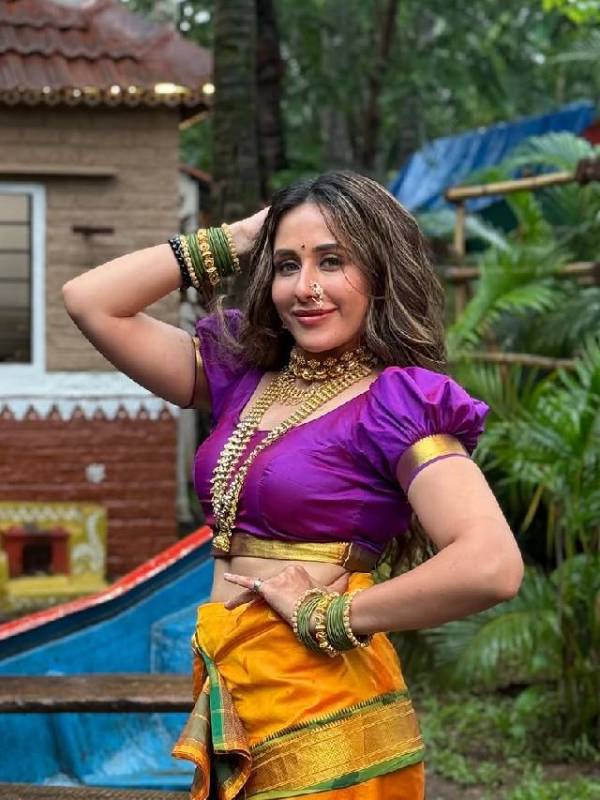 Tejaswini Lonari dance reel on humko aaj kal hai intezaar song madhuri dixit