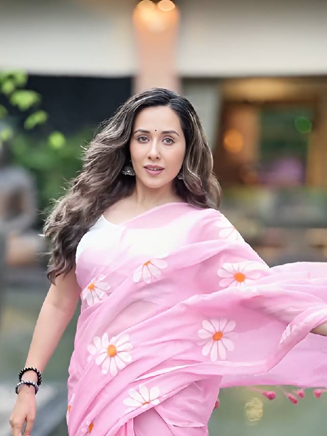 Tejaswini lonari reel in pink floral cotton saree