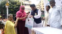 राज्य सरकारच्या ‘त्या’ निर्णयाच्या निषेधार्थ पुण्यात ठाकरे गटाकडून चिकन वाटप