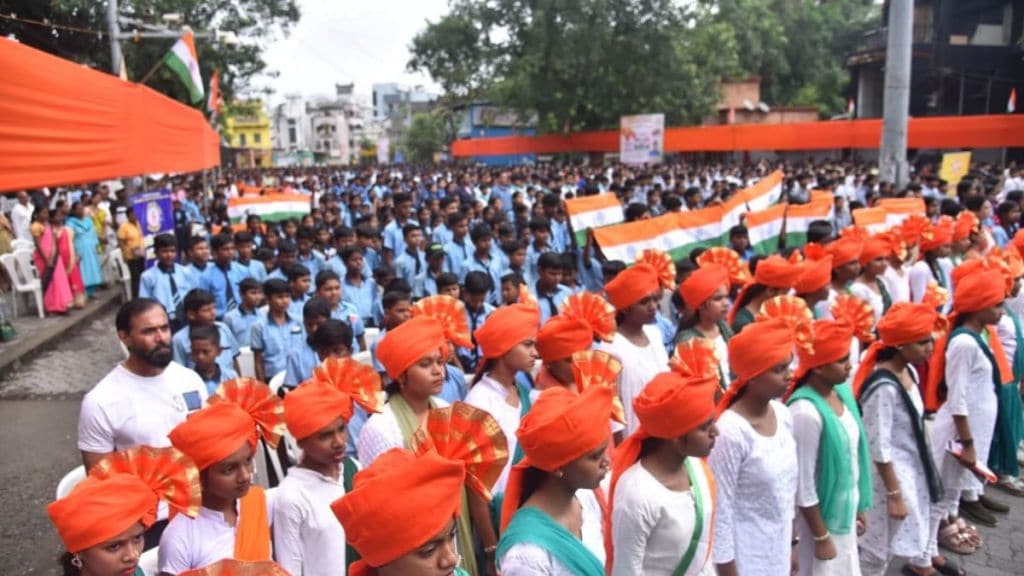 Thirty thousand Nagpur students set Guinness World Record with Vande Mataram singing in the presence of Nitin Gadkari