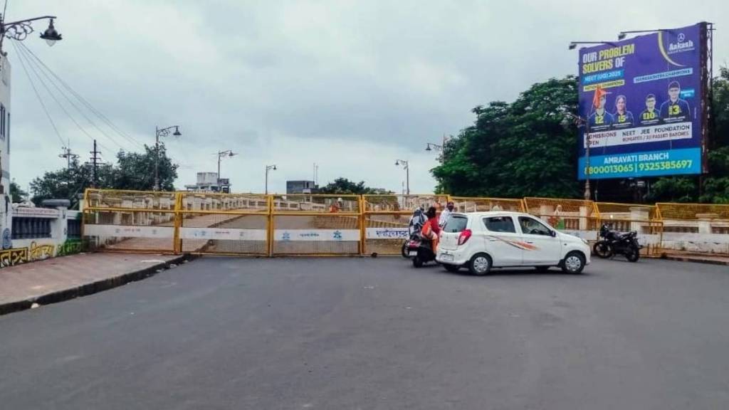 Traffic is closed on the railway flyover connecting Rajkamal and Jayastambh Chowk to Railway Station Hamalpura Road in Amravati city