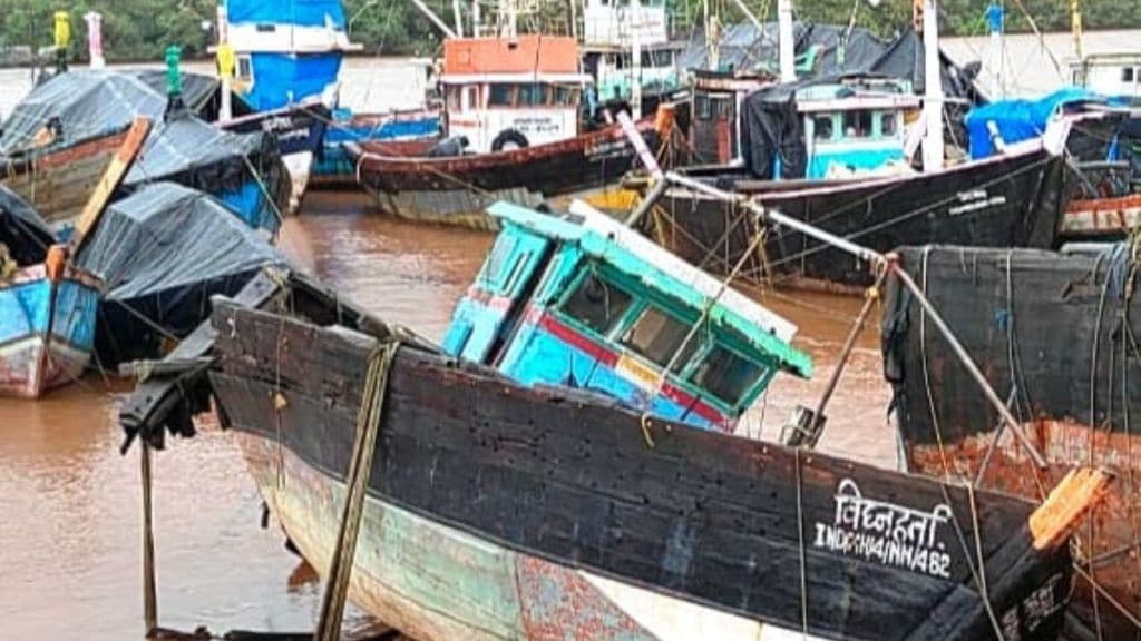 Heavy rains sink Vighnaharta fishing boat in Dapolis Anjarle creek fisherman suffers loss