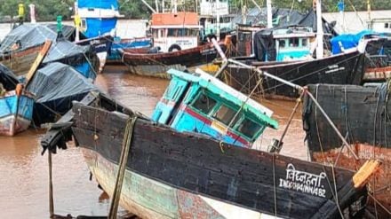 Heavy rains sink Vighnaharta fishing boat in Dapolis Anjarle creek fisherman suffers loss