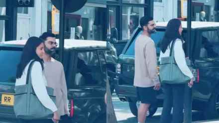 Virat Kohli Anushka Sharma Walking on Streets of London Video Viral