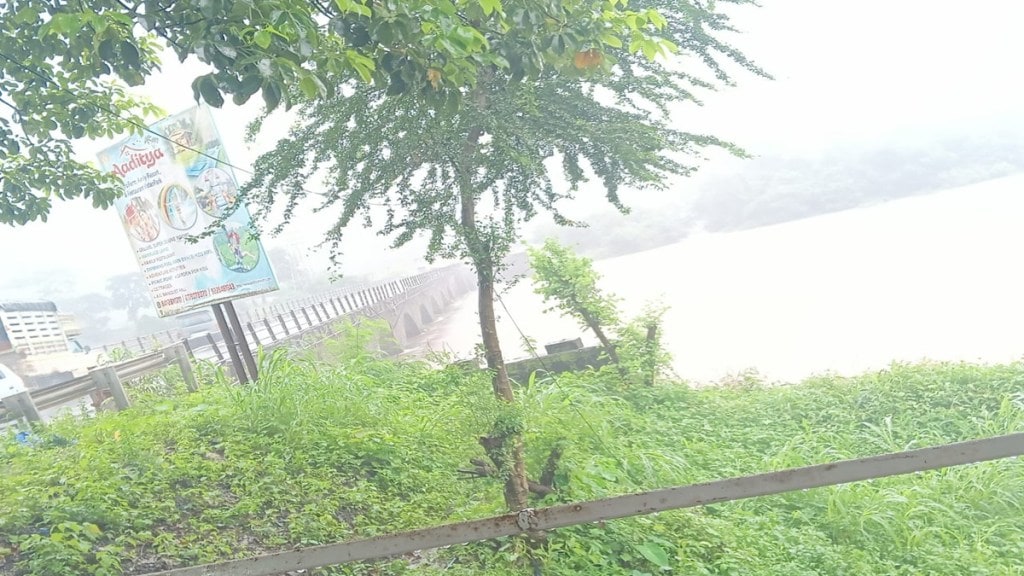 Ulhas river water level, Raigad heavy rainfall, Rayate bridge closure, Kalyan Ahilyanagar highway traffic,