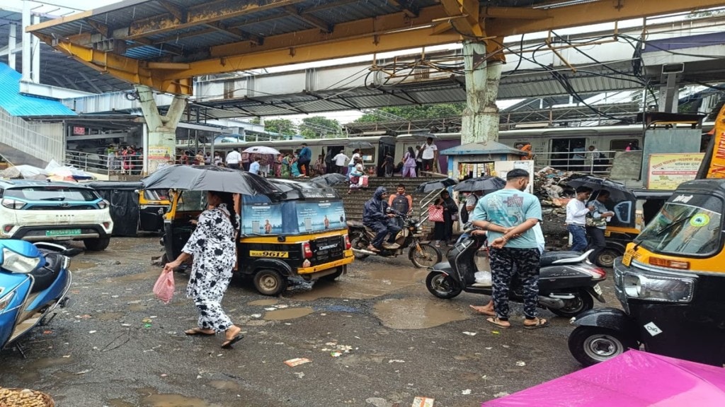 Badlapur potholes, Badlapur railway station traffic jam, Badlapur road conditions, monsoon road damage Badlapur, municipal road repair Badlapur,