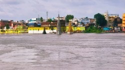 पंढरपुरात चंद्रभागा नदीने इशारा पातळी ओलांडली, नदीकाठच्या झोपडपट्टीतील ३५० कुटुंबांना स्थलांतरीत