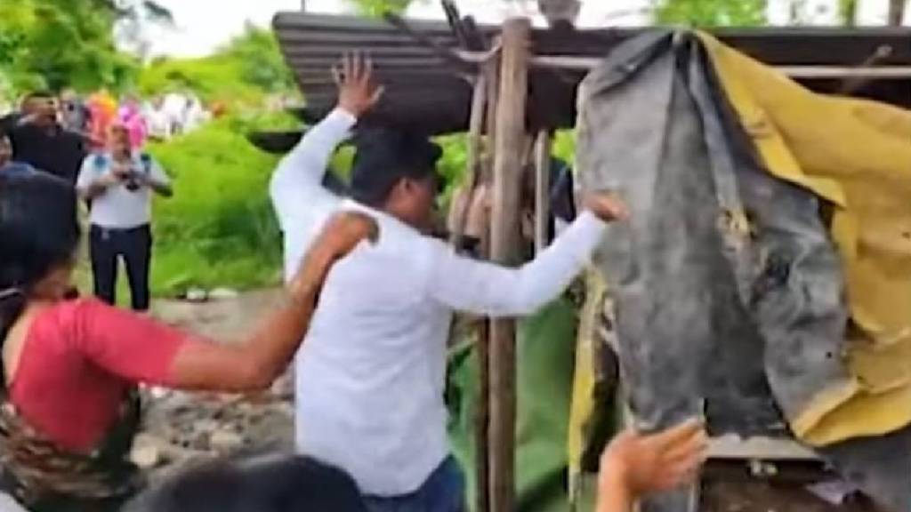 Women take action against illegal liquor sale in Akola