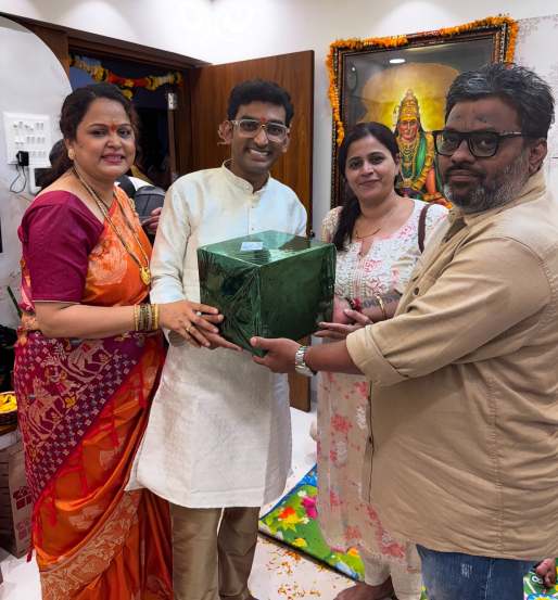 त्याचबरोबर प्रणव-अमृता यांच्या एका मित्रानेसुद्धा नव्या घराबद्दल त्यांना भेटवस्तू देत शुभेच्छा दिल्या होत्या.
