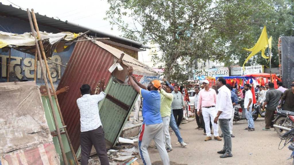 Ahilyanagar Municipal administration starts action against encroachments in Shrirampur city