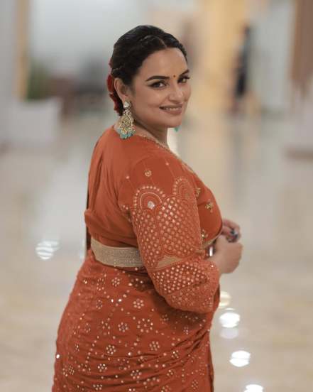 शाहरूख खान पासून सलान खान आणि अजय देवगन, आमिर खान अशा सुपरस्टार अभिनेत्यांबरोबर काम करणारी मल्याळम अभिनेत्री श्वेता मेनन सध्या अडचणीत सापडली आहे. आमिर खान आणि अजय देवगन यांच्या इश्क चित्रपटात आयटम साँग केल्यानंतर श्वेता मेननला चांगलीच प्रसिद्धी मिळाली होती.