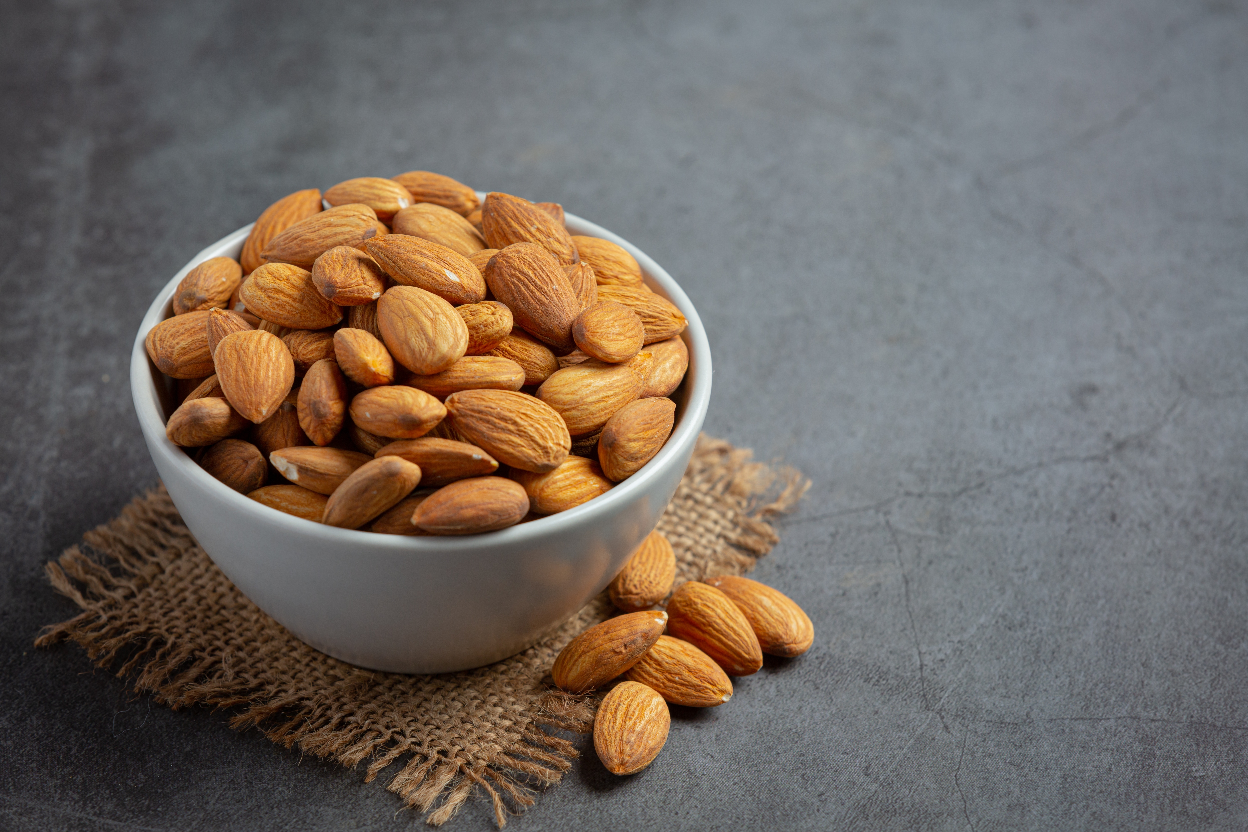 (Almonds)