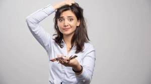 पांढऱ्या केसांची समस्या आहे? ‘या’ ४ आयुर्वेदिक पद्धतींचा वापर करुन परत मिळवा तुमचे जाड व चमकदार काळेभोर केस