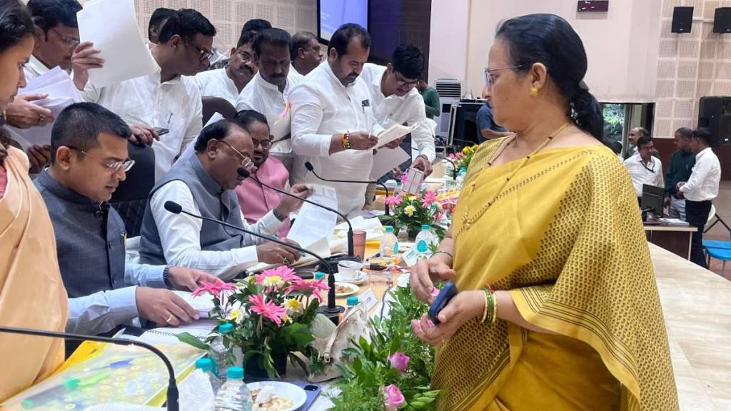 महसूल मंत्री बावनकुळेंसमोर सत्तारूढ आमदार नाराजी