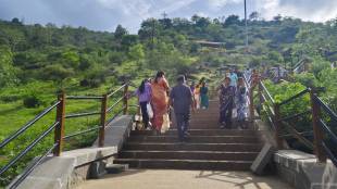 Crowd of devotees gathers on the Kadepathar hills to have darshan of Khandoba pune print news