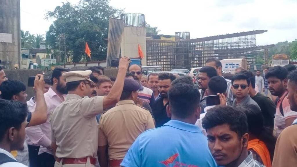 Citizens block highway in Chiplun due to student injured