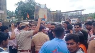 Citizens block highway in Chiplun due to student injured