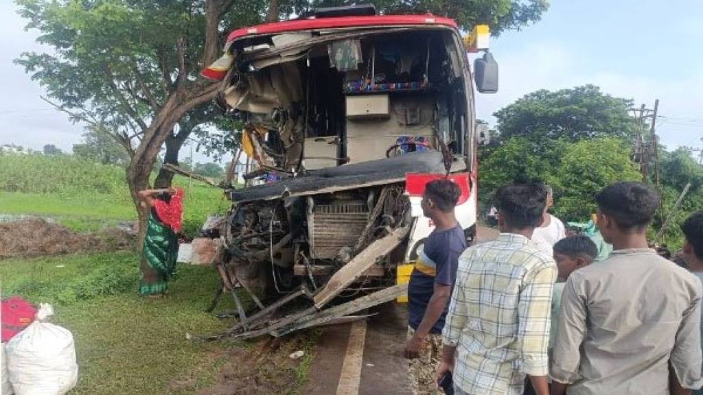 6 injured in Hyderabad Raipur private bus truck accident news