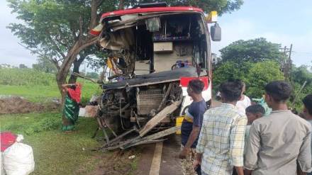 6 injured in Hyderabad Raipur private bus truck accident news