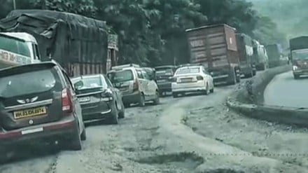 Ghodbunder Road potholes traffic jam