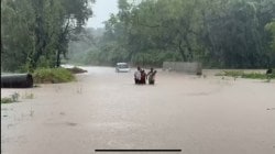 Sindhudurg Rain News: ​मुसळधार पावसामुळे मालवणच्या आचरा रस्त्यावर गाडी पाण्यात, कुटुंब थोडक्यात बचावले